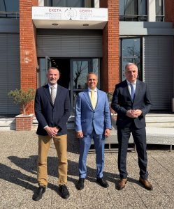 Επίσκεψη του Γενικού Προξένου των Η.Π.Α. στη Θεσσαλονίκη Τζέρι Ισμαήλ στο ΕΚΕΤΑ παρουσία του Υφυπουργού Ανάπτυξης Σταύρου Καλαφάτη